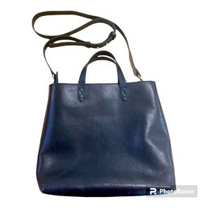 Madewell Zip-Top Transport Crossbody Item J1951 Excellent pre owned condition,